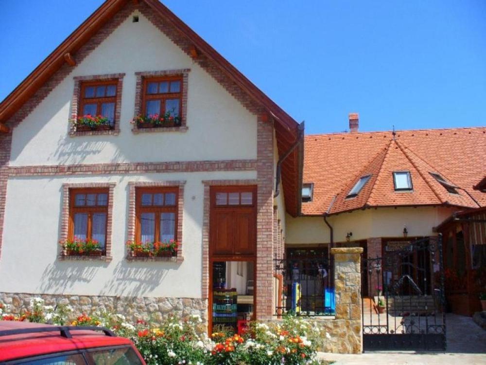 Szent Anna Etterem Es Panzio Bed & Breakfast Berkenye Exterior photo